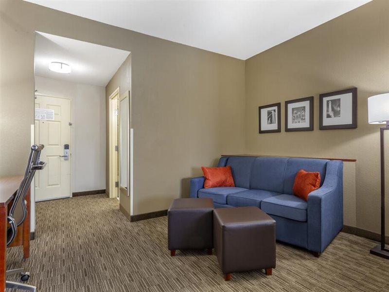 Holiday Inn Express & Suites Milwaukee Nw - Park Place By Ihg Exterior photo