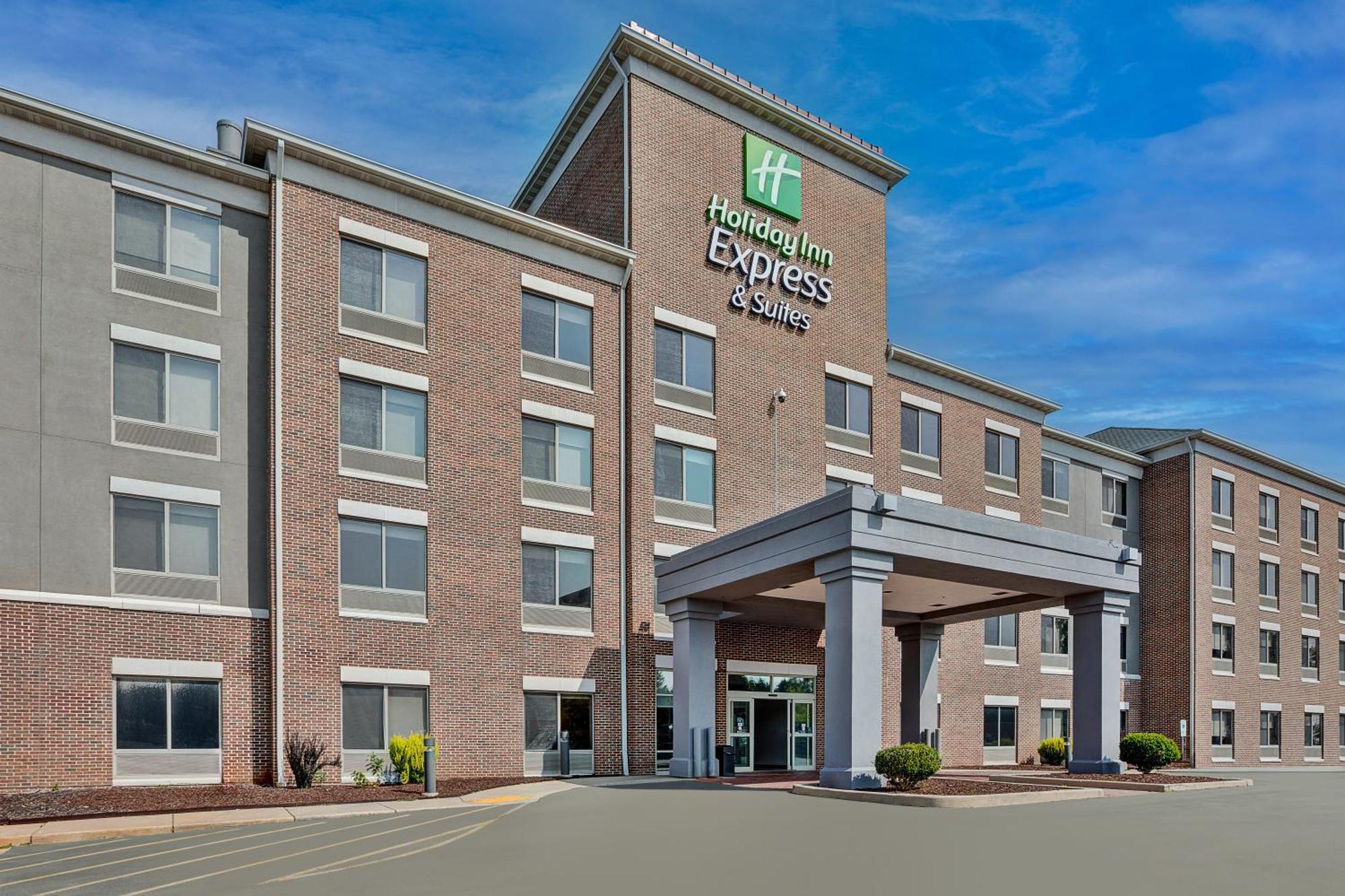 Holiday Inn Express & Suites Milwaukee Nw - Park Place By Ihg Exterior photo