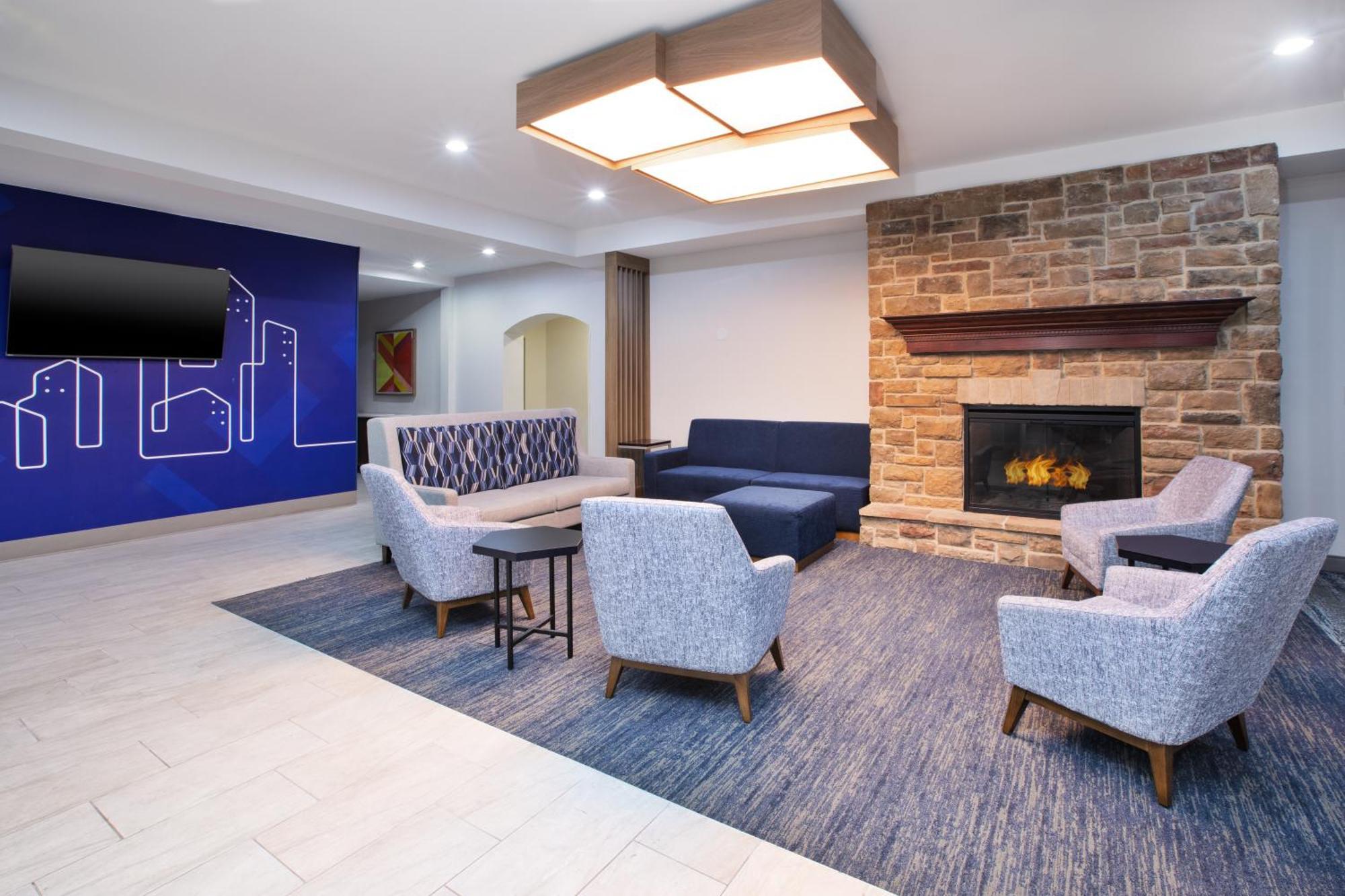 Holiday Inn Express & Suites Milwaukee Nw - Park Place By Ihg Exterior photo