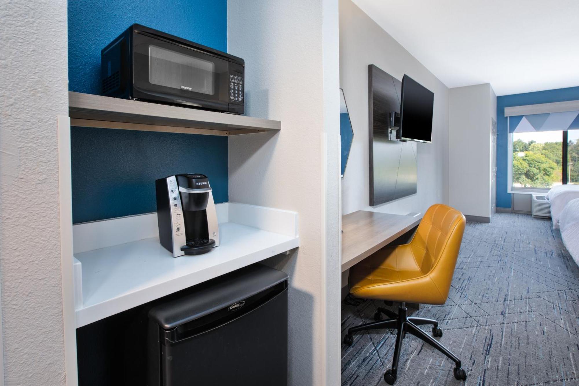 Holiday Inn Express & Suites Milwaukee Nw - Park Place By Ihg Exterior photo