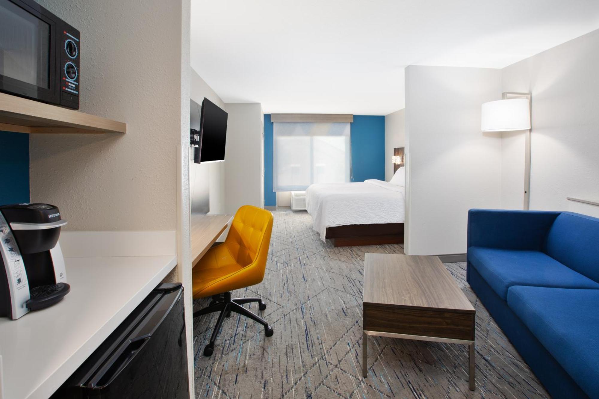 Holiday Inn Express & Suites Milwaukee Nw - Park Place By Ihg Exterior photo
