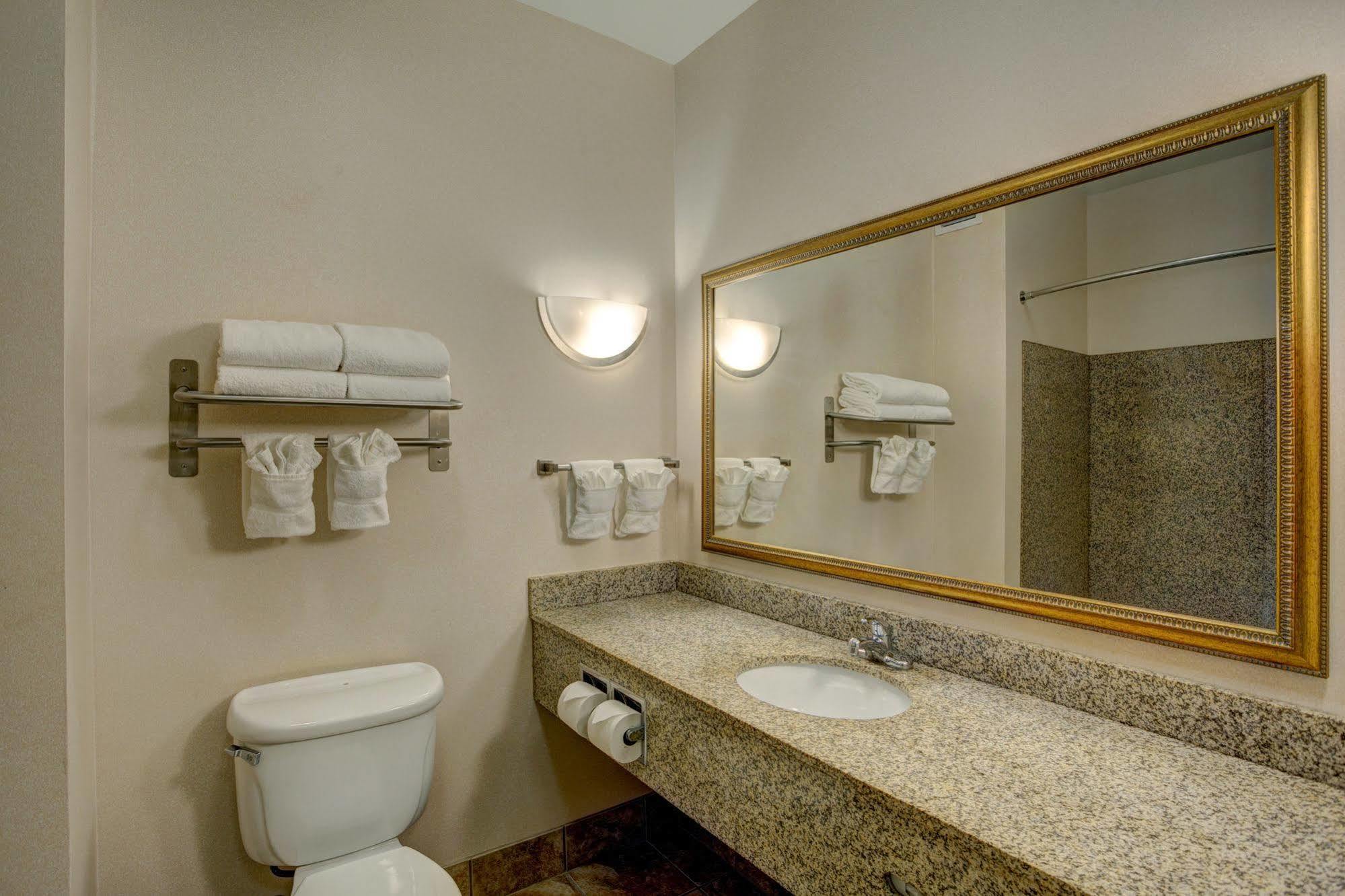 Holiday Inn Express & Suites Milwaukee Nw - Park Place By Ihg Exterior photo