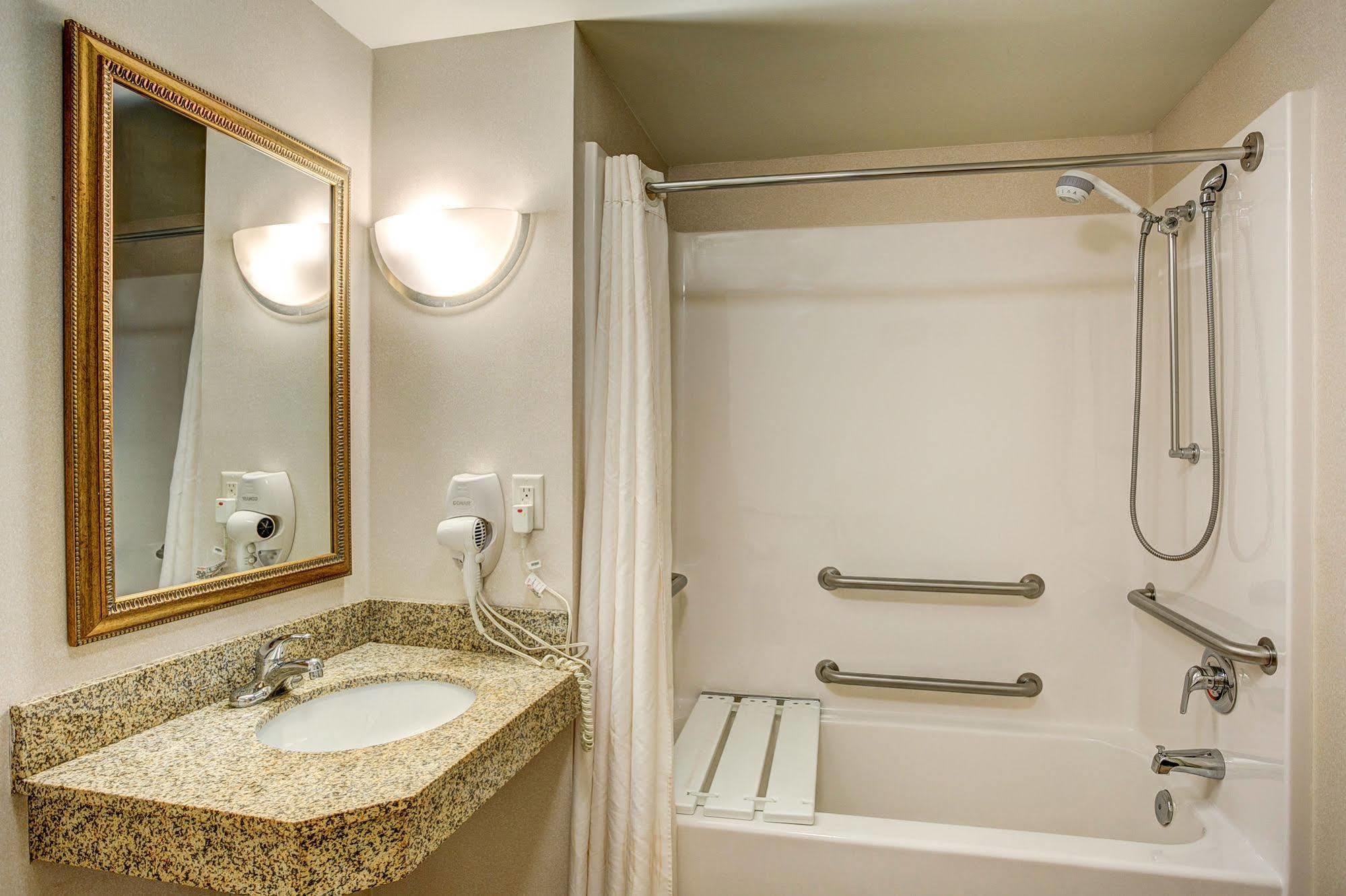 Holiday Inn Express & Suites Milwaukee Nw - Park Place By Ihg Exterior photo